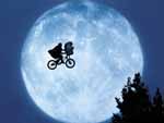 E.T. et Elliot sur fond de lune - Wallpaper brimborion2.free.fr